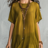 Vestido maxi boémio verde oliva com silhueta drapeada