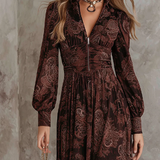 Ariane™ | Vestido maxi com estampa paisley e realce na cintura