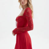 VESTIDO MINI ACETINADO COM MANGAS DE RENDA