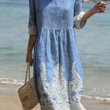 Vestido informal feminino com estampado floral.