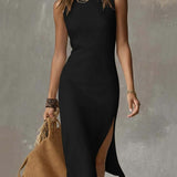 Vestido midi sem gola com abertura na bainha.