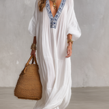 Vestido caftão maxi branco bordado boémio com decote em V e textura amarrotada