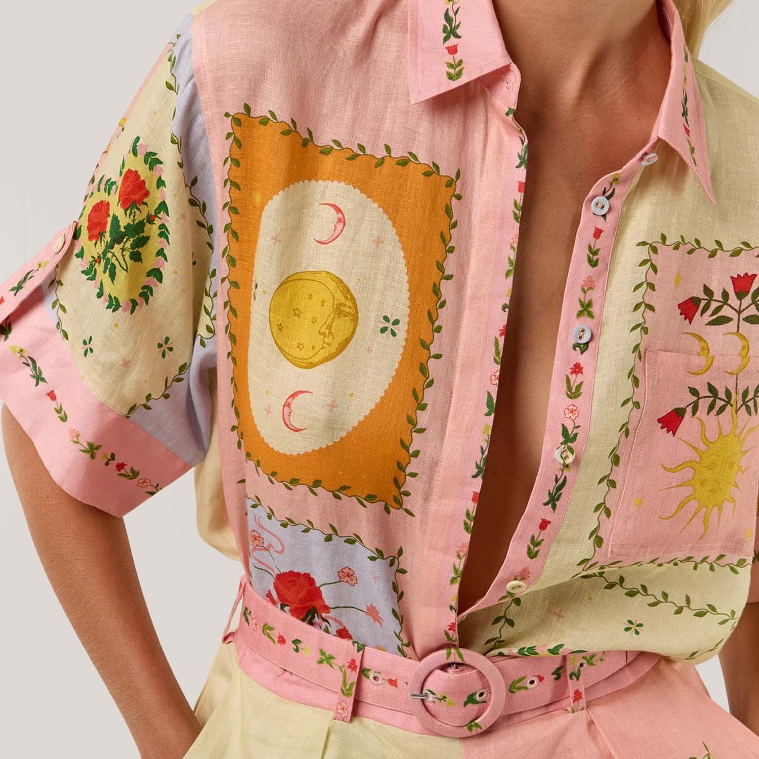 CONJUNTO DE CAMISA E CALÇÕES COM CINTO