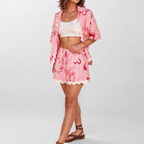 CONJUNTO DE CAMISA E CALÇÕES COM DETALHE ONDULADO