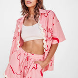 CONJUNTO DE CAMISA E CALÇÕES COM DETALHE ONDULADO