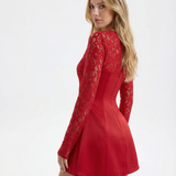 VESTIDO MINI ACETINADO COM MANGAS DE RENDA