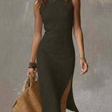 Vestido midi sem gola com abertura na bainha.