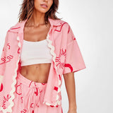 CONJUNTO DE CAMISA E CALÇÕES COM DETALHE ONDULADO