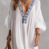 Vestido caftão maxi branco bordado boémio com decote em V e textura amarrotada