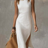 Vestido midi sem gola com abertura na bainha.