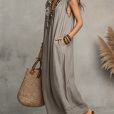Vestido maxi boémio sem mangas com decote em V e caimento fluido