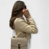 Suéter clássico com bolsos decorativos