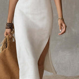 Vestido midi sem gola com abertura na bainha.