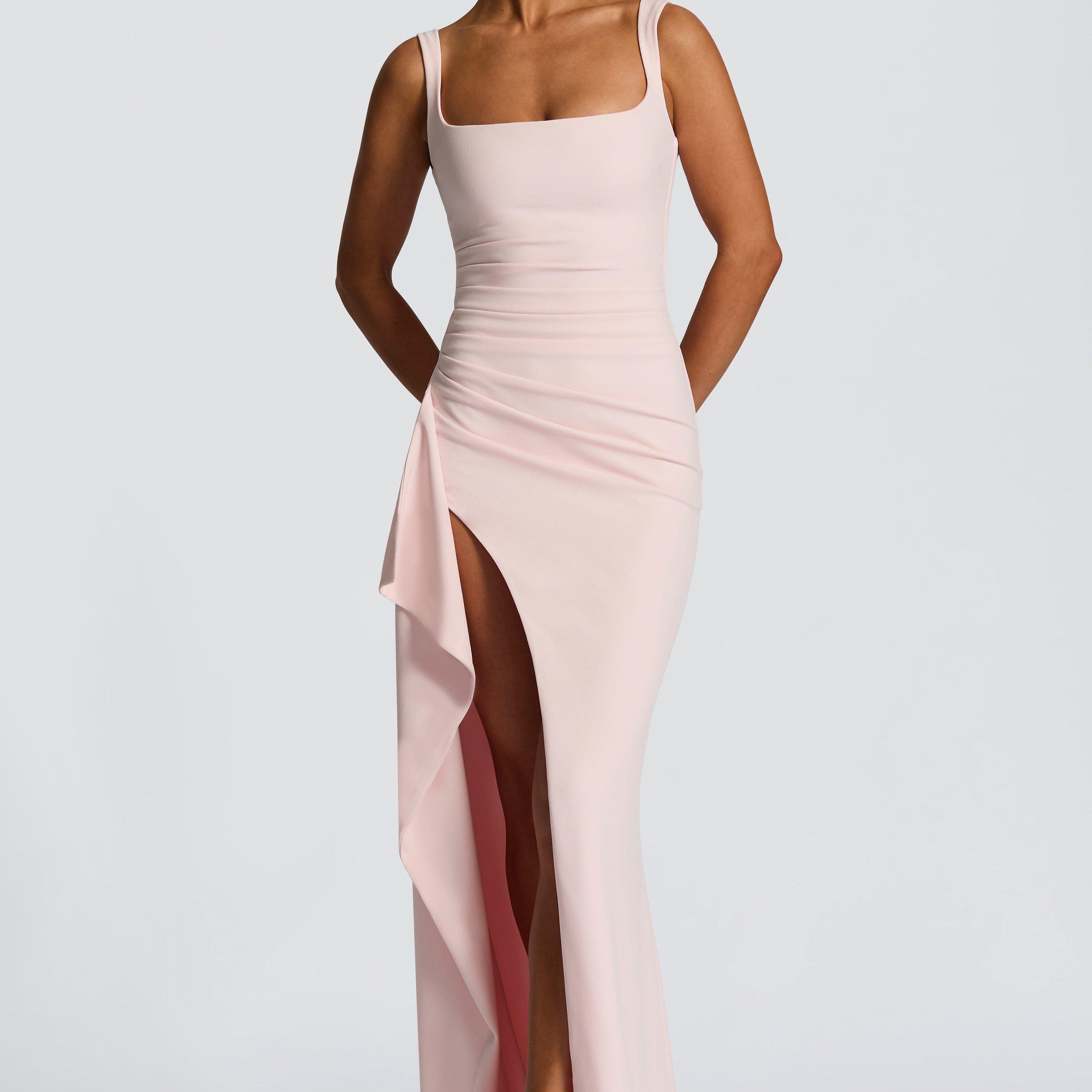 VESTIDO COMPRIDO ACETINADO COM DECOTE QUADRADO E ABERTURA