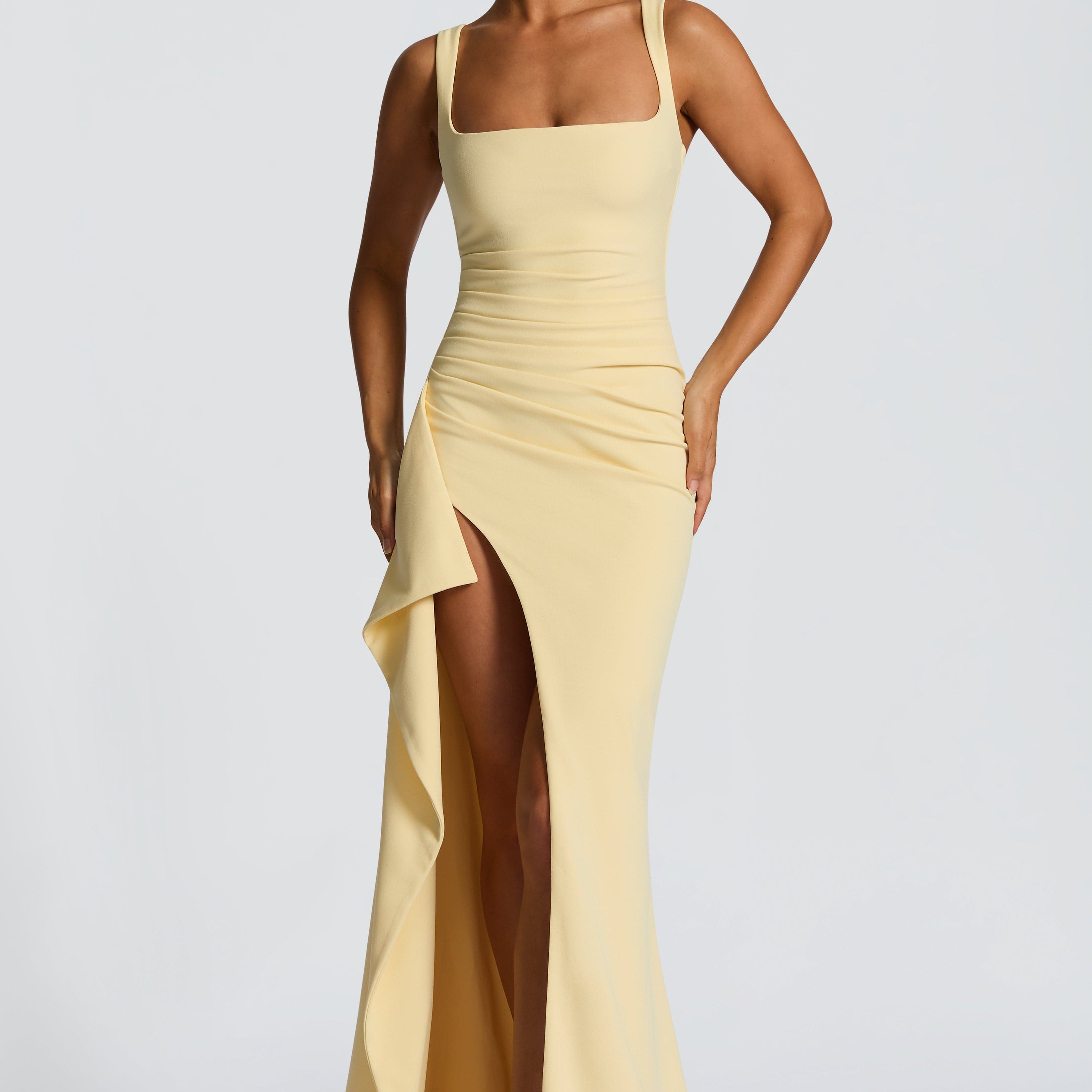 VESTIDO COMPRIDO ACETINADO COM DECOTE QUADRADO E ABERTURA